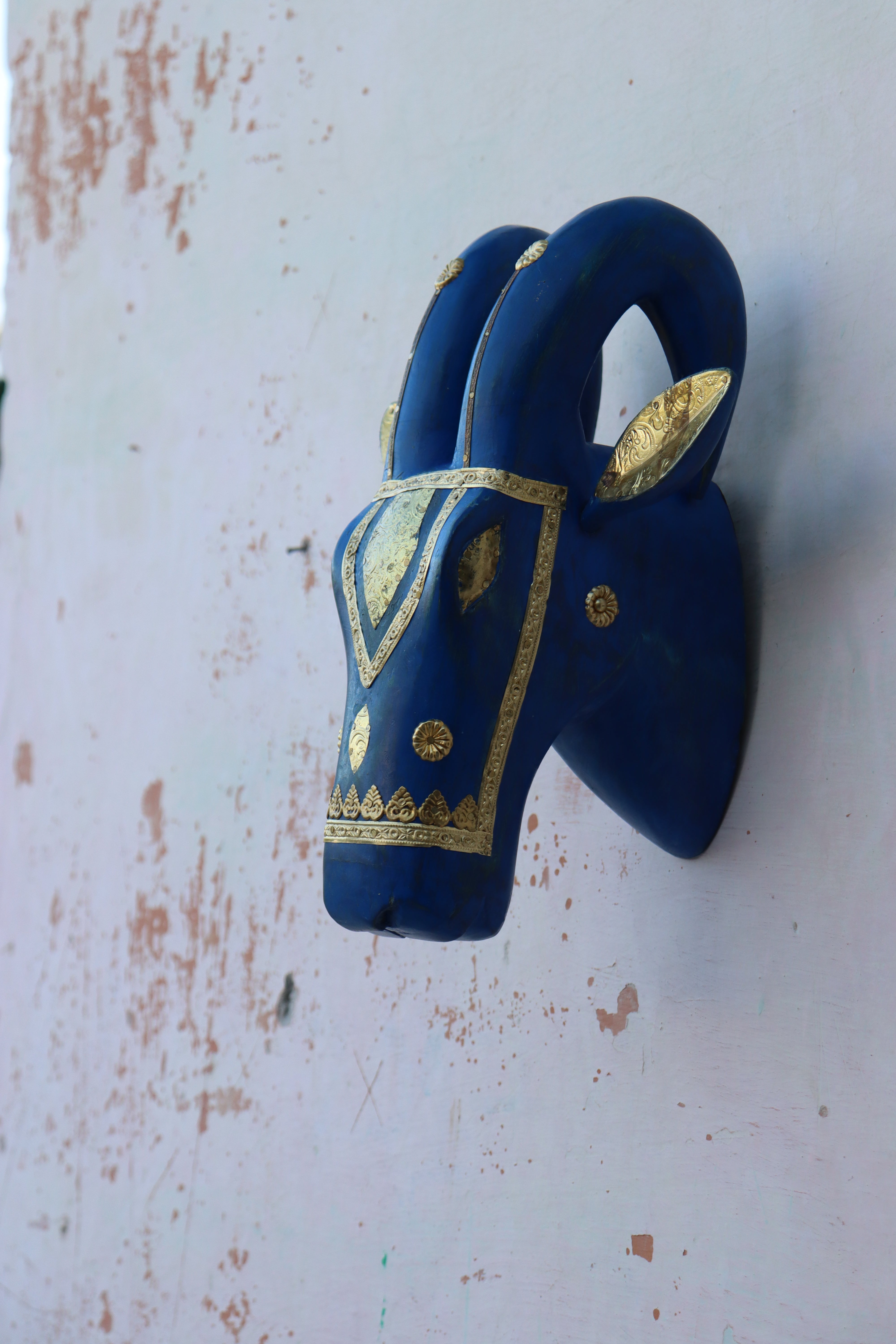 KB ART Ram Head Wall Decor Brass Fittings - Side Angle Showing Finish and Craftsmanship - Handcrafted Wooden Decor Jodhpur